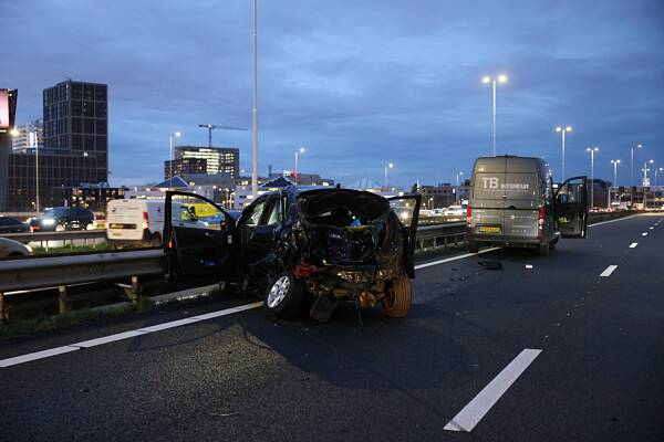 Meerdere bestuurders gewond bij ongeluk, snelweg uren dicht.