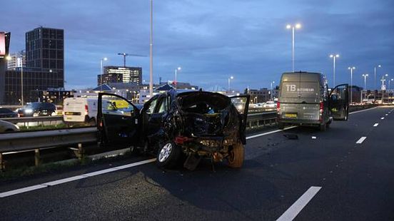 Meerdere bestuurders gewond bij ongeluk, snelweg uren dicht. Meerdere bestuurders gewond bij ongeluk, snelweg uren dicht.