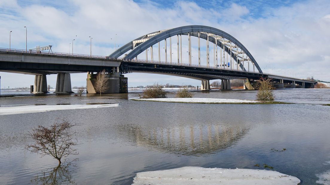 Nog niet lang geleden heeft Marks geluk: sneeuw in het land. Natuurlijk trekt hij er meteen op uit om een foto te maken van de Lekbrug in een winters landschap.