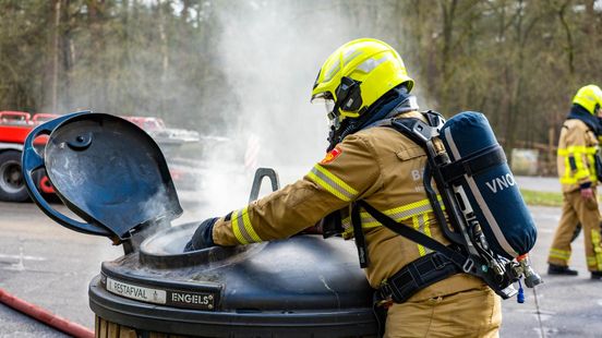 Afvalcontainer in brand • aanrijding op rotonde. Afvalcontainer in brand • aanrijding op rotonde.