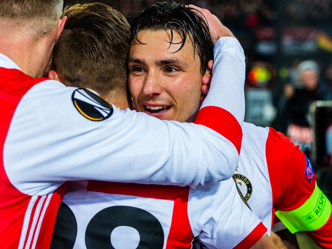 Feyenoord-spelers knuffelen Steven Berghuis (Bron: VK Sportphoto - Yannick Verhoeven)