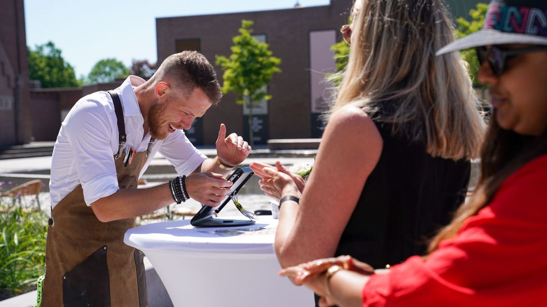 Voordat bezoekers het terras op kunnen, moeten ze zich eerst aanmelden en hun handen wassen