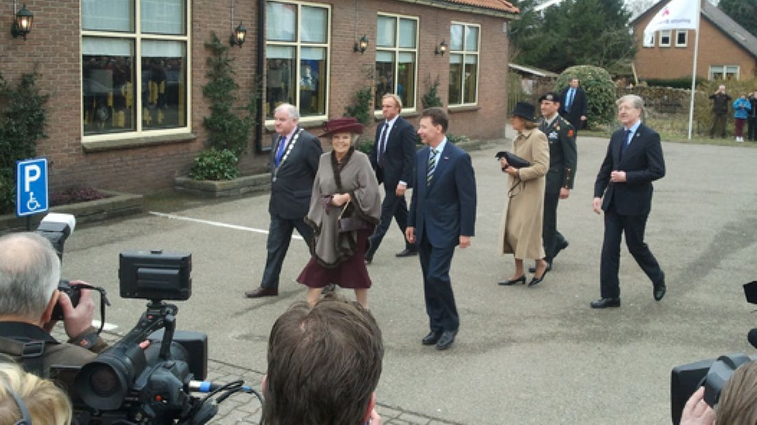 Koningin Beatrix heeft vrijdagmiddag in Toldijk de fototentoonstelling '100 jaar vrijwillig jongerenwerk op het Gelderse platteland' geopend.