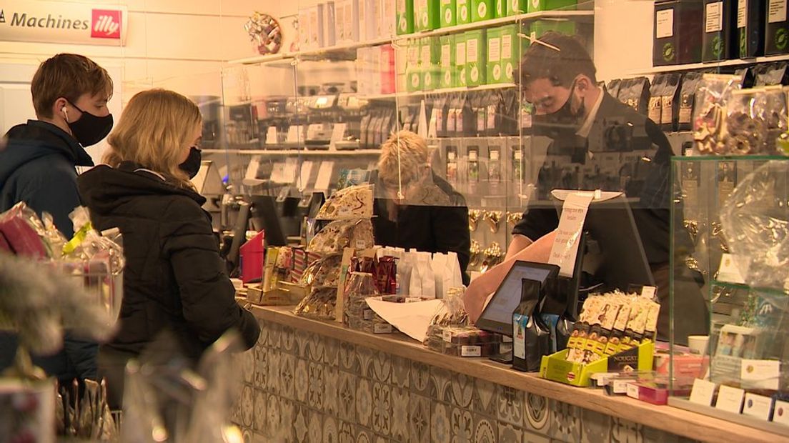 Bas Theunissen helpt klanten in de winkel