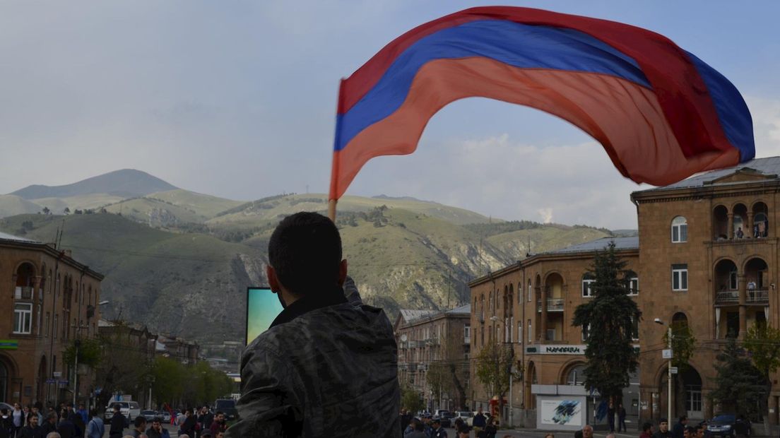 Uitbundige taferelen tijdens de Armeense machtswisseling