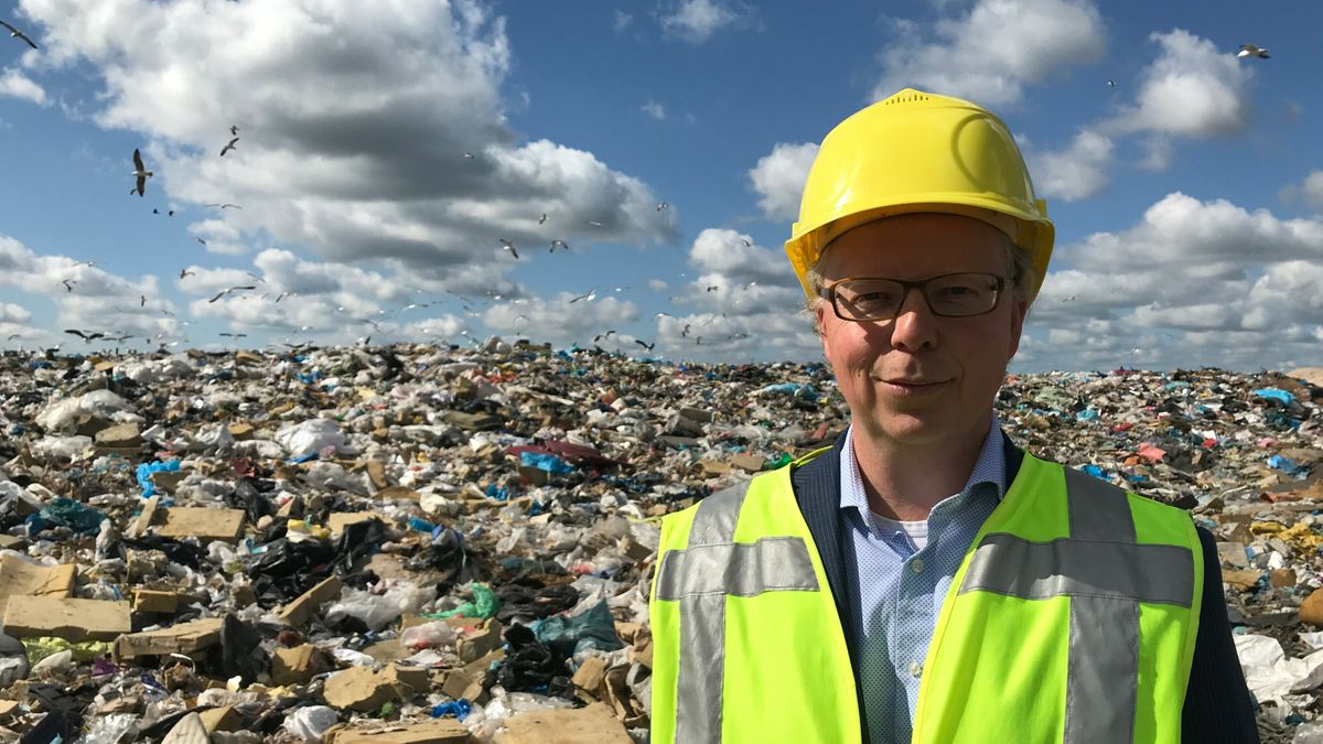 Afvalwerkers en gemeenten starten rechtszaak tegen staat over lachgascilinders