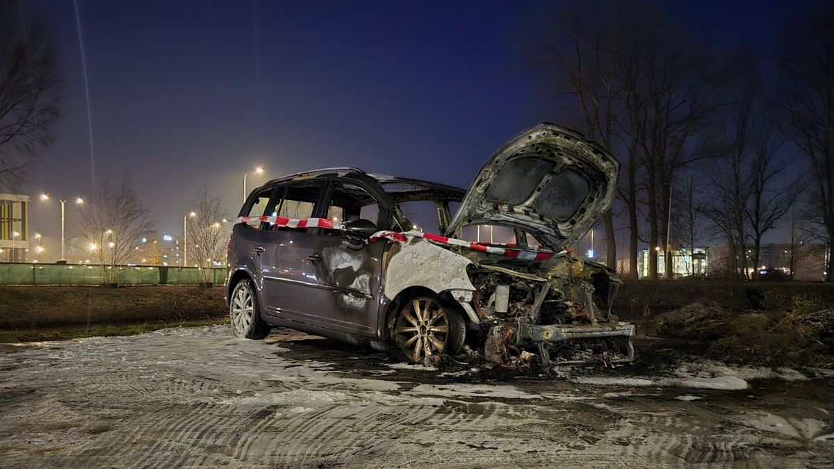 Auto uitgebrand bij Elfstedenhal in Leeuwarden