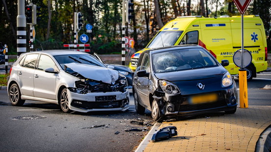 Twee auto's botsen in Nijmegen, politie sluit weg af