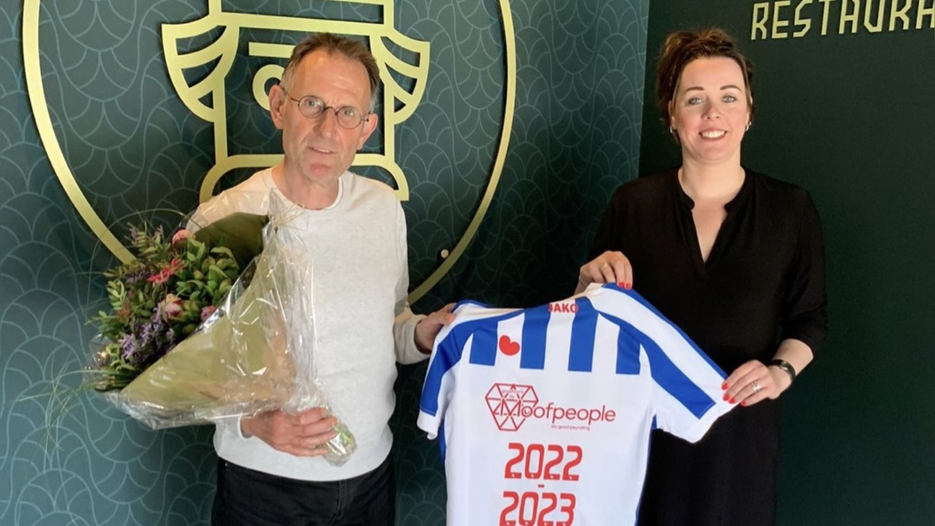 Foarsitter Jessica Roosenburg oerlanget Schrijver in sc Hearrenfean-shirt