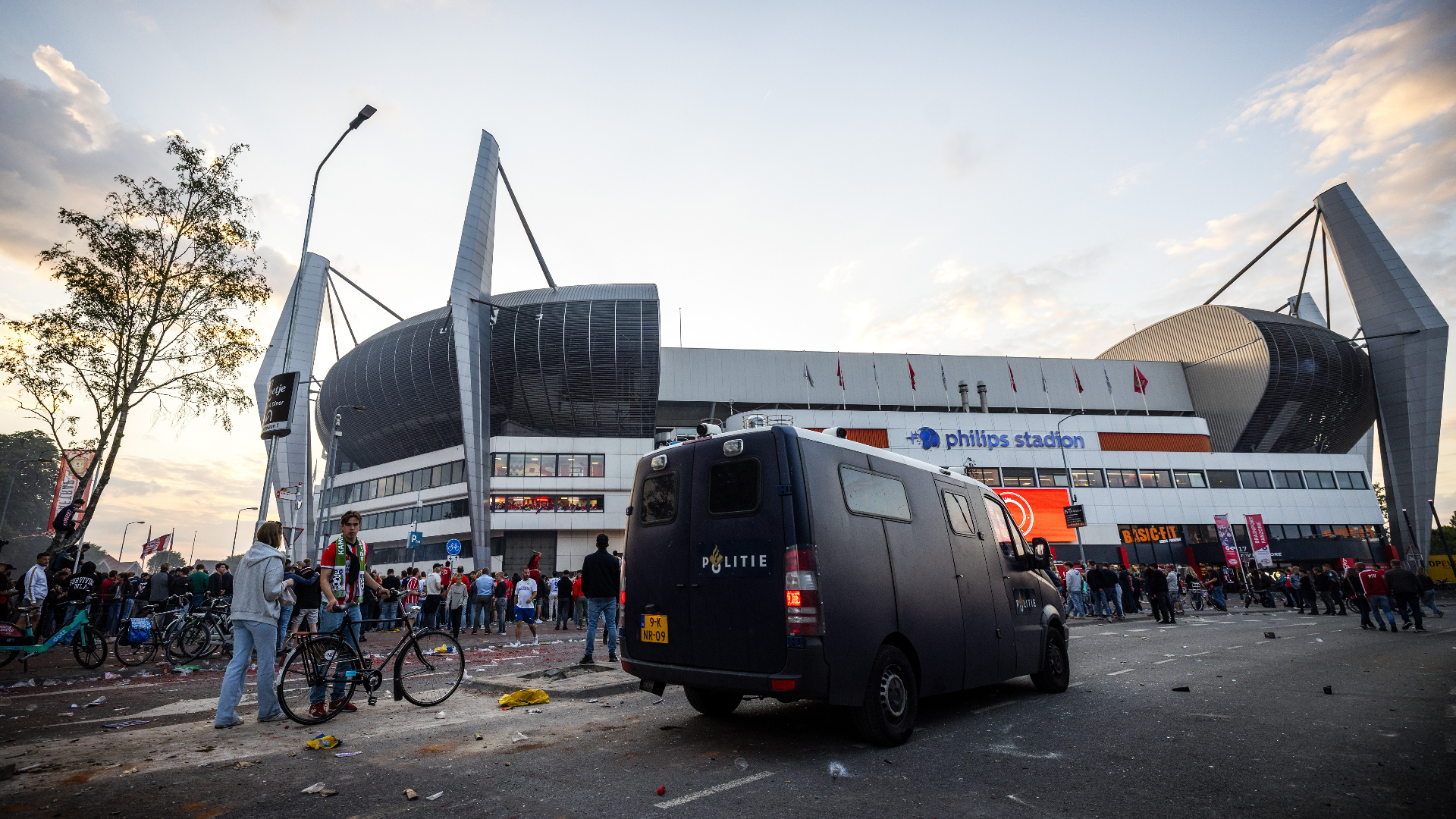 De Mobiele Eenheid bij het Philips Stadion op 18 mei.