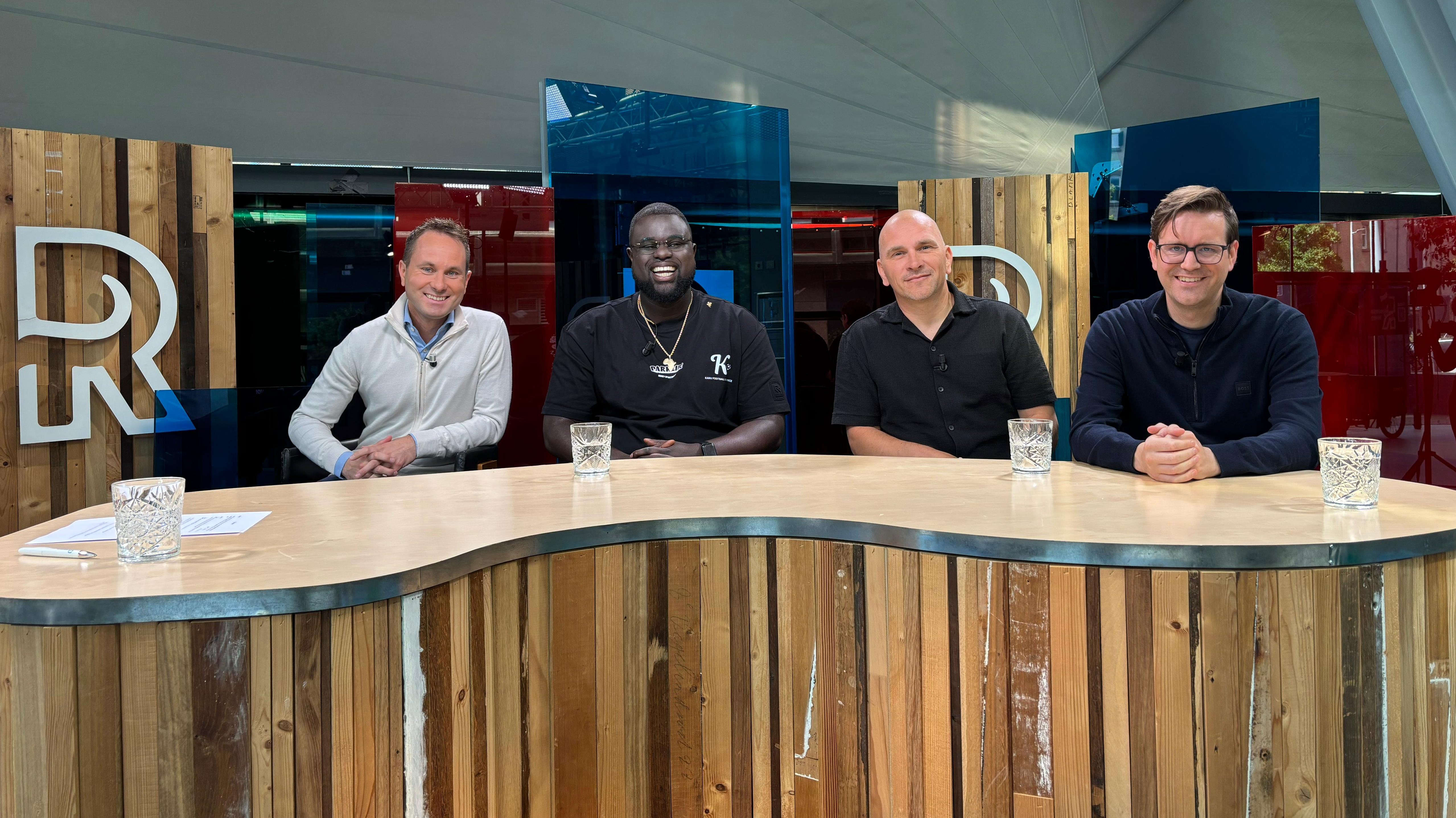 De tafel van FC Rijnmond vlnr. presentator Bart Nolles, jeugdtrainer Kevin Kanu, filmmaker Danny Stolker en Feyenoord-watcher Dennis van Eersel