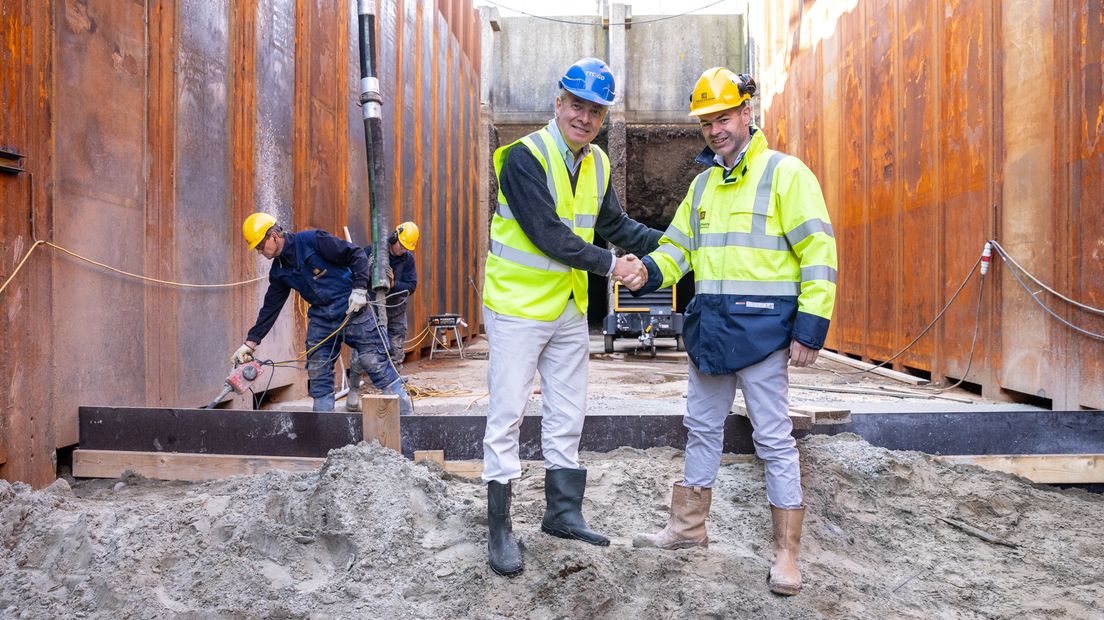 Pieter Bloemendaal van BT Projects en Leonard Pekaar van Van der Straaten BV bij het storten van de betonvloer