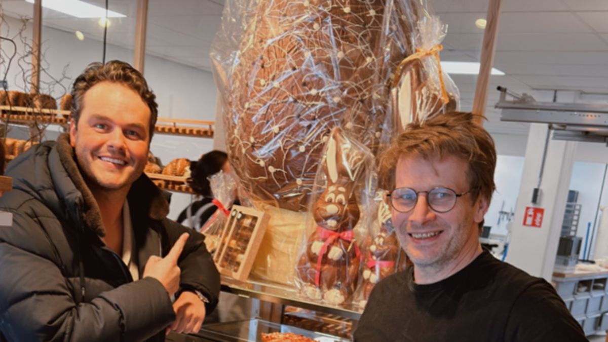 Zanger Henk Dissel koopt reuzepaasei voor het goede doel