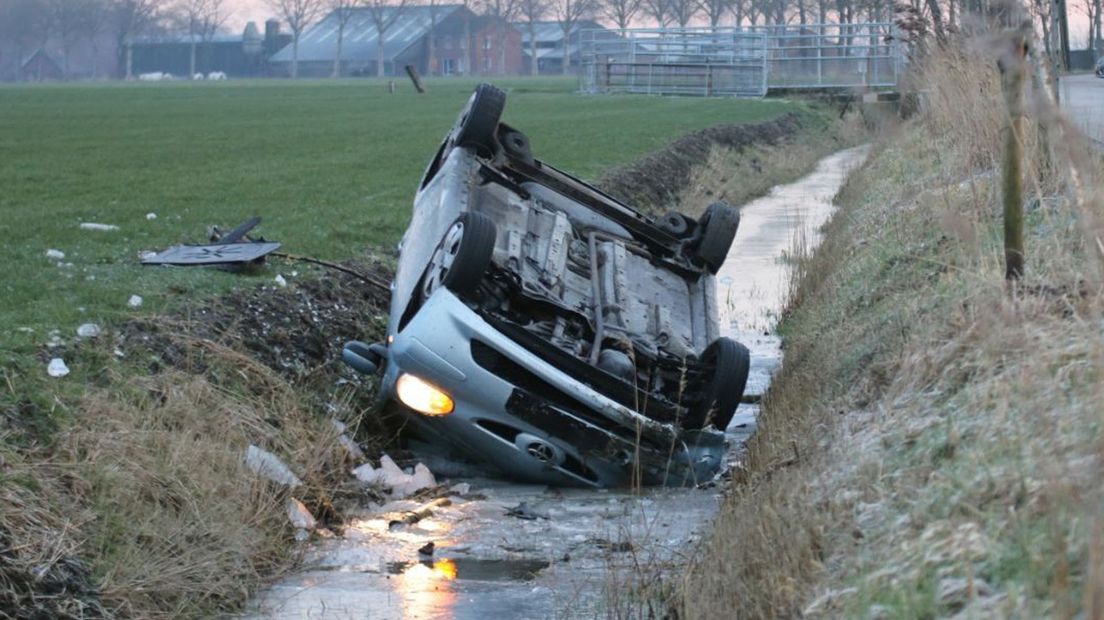 De auto kwam op de kop in de sloot terecht