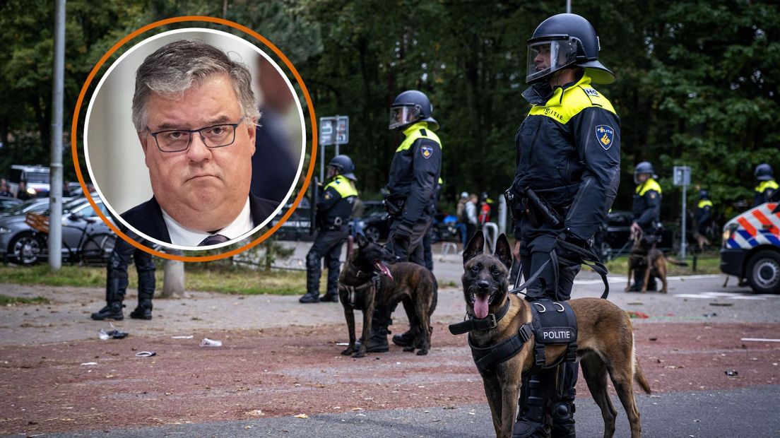 Politieagenten aan het werk in Nijmegen. Inzet: burgemeester Hubert Bruls.