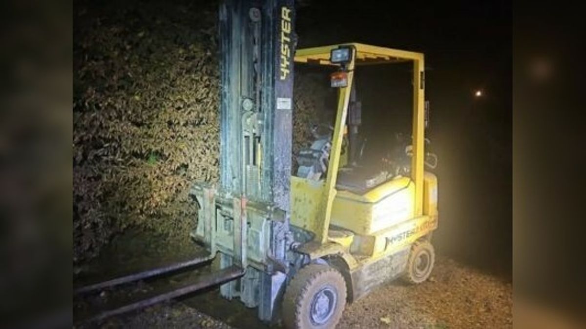Gestolen heftruck vast in berm, dieven gaan er rennend vandoor
