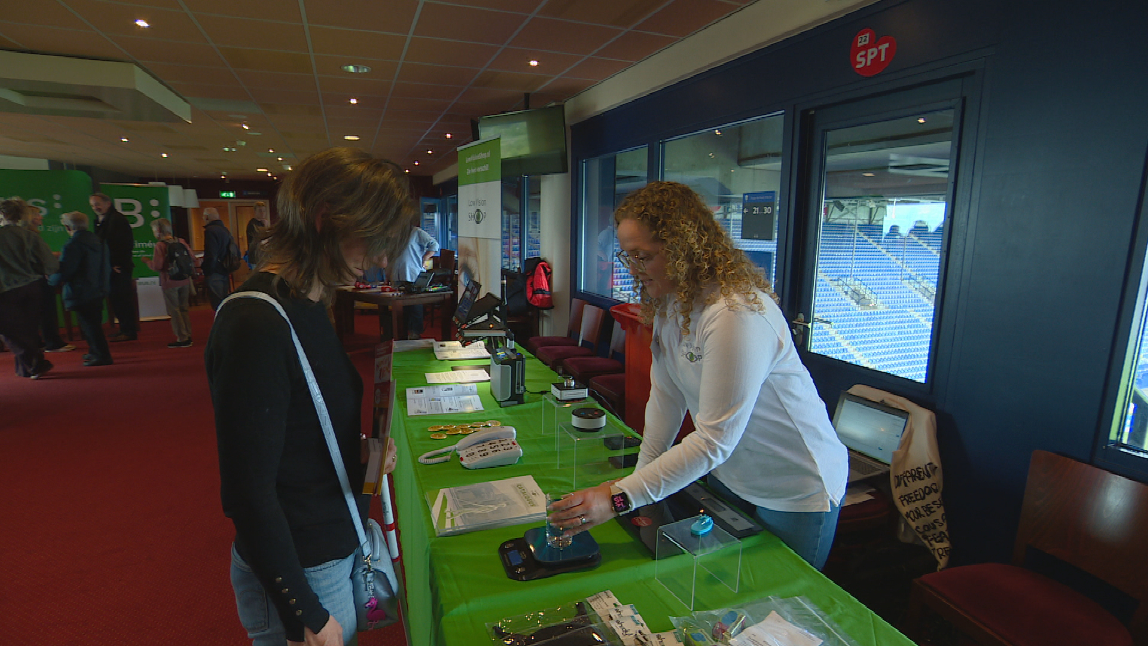 In frou hat ynteresse yn in gadget op de beurs