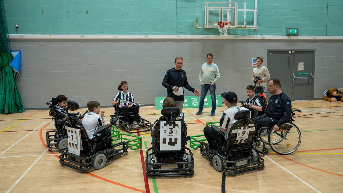 Heracles Almelo rolstoelvoetbalteam maakt Brits debuut: 'Niet te bevatten'