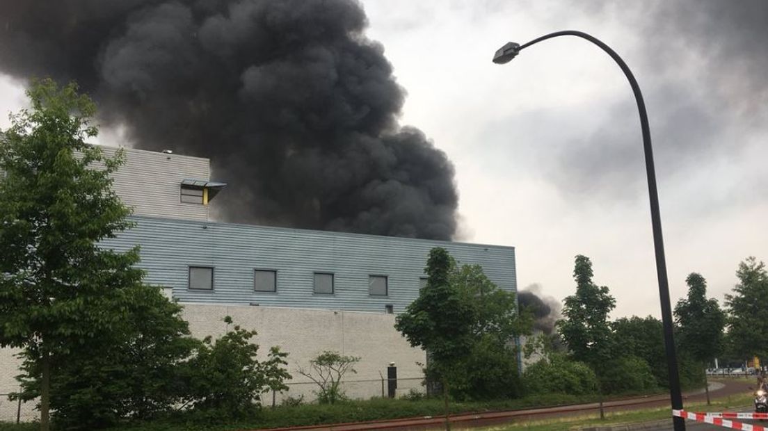 Er heeft vrijdagmiddag een grote brand gewoed in een leegstaand pand aan de Industrieweg in Harderwijk. Niemand raakte gewond.