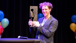 Jochem Myjer neemt Toon Hermans Prijs in ontvangst