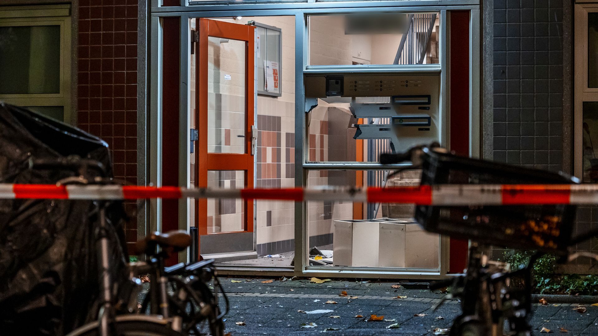 112-nieuws: Vrachtwagen met afval in brand op A20 | Woningen doorzocht