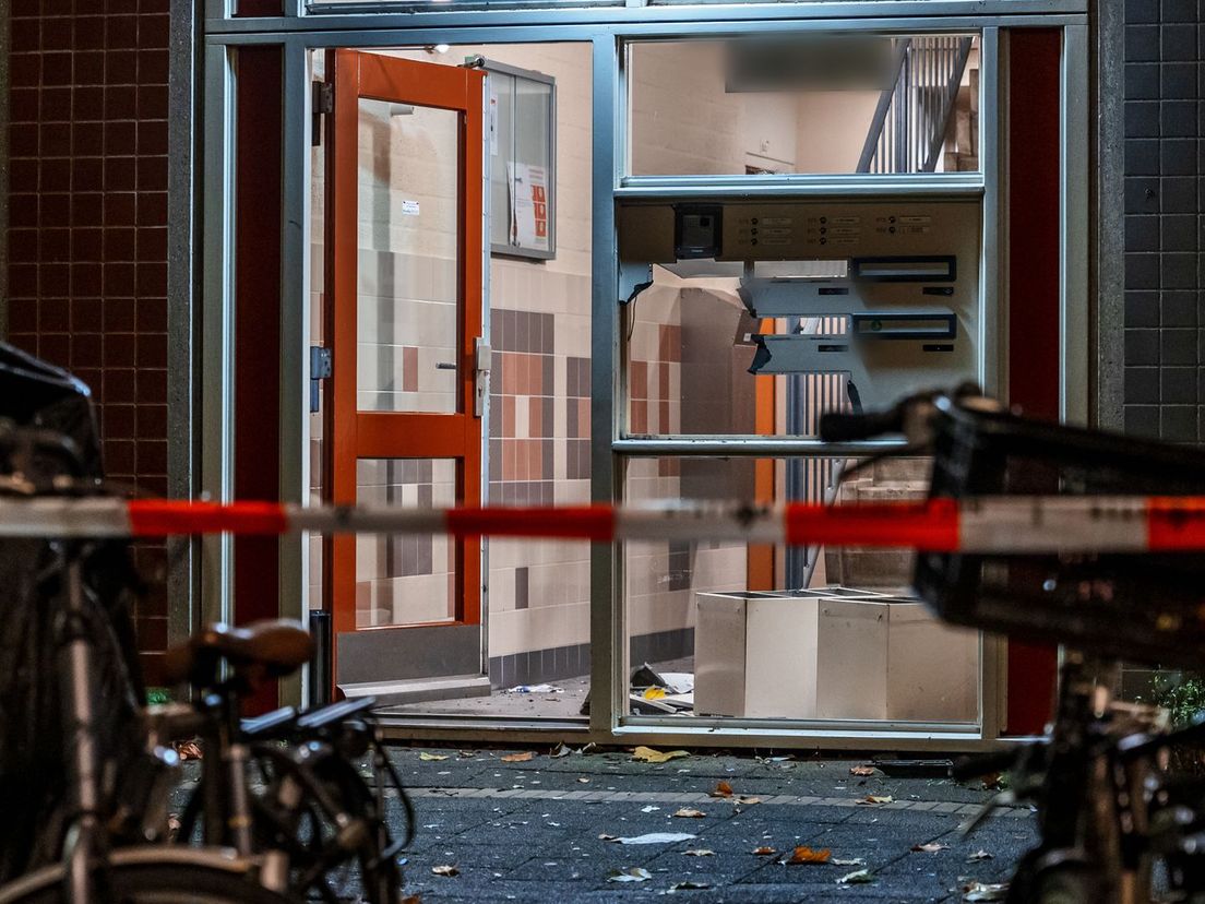 112-nieuws: Vrachtwagen met afval in brand op A20 | Woningen doorzocht
