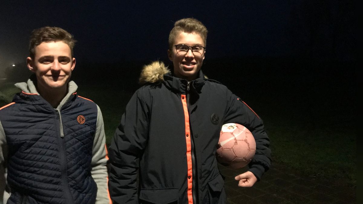 Twee avonden voetbal is niet genoeg, en dus willen deze jongens uit Stavenisse... een lamp
