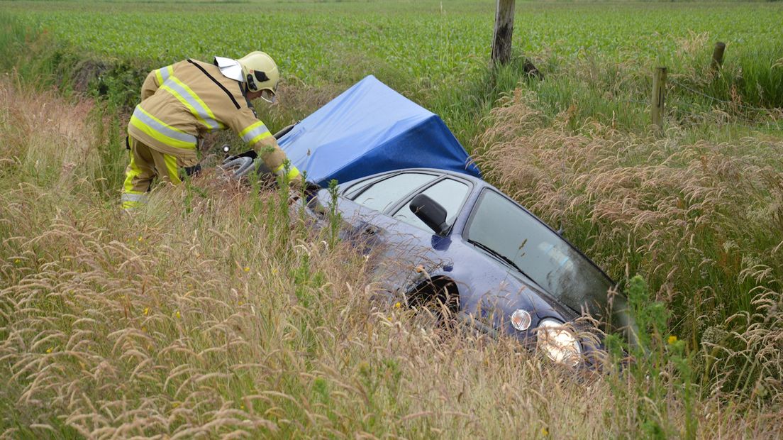 Auto in de sloot bij Steenwijk