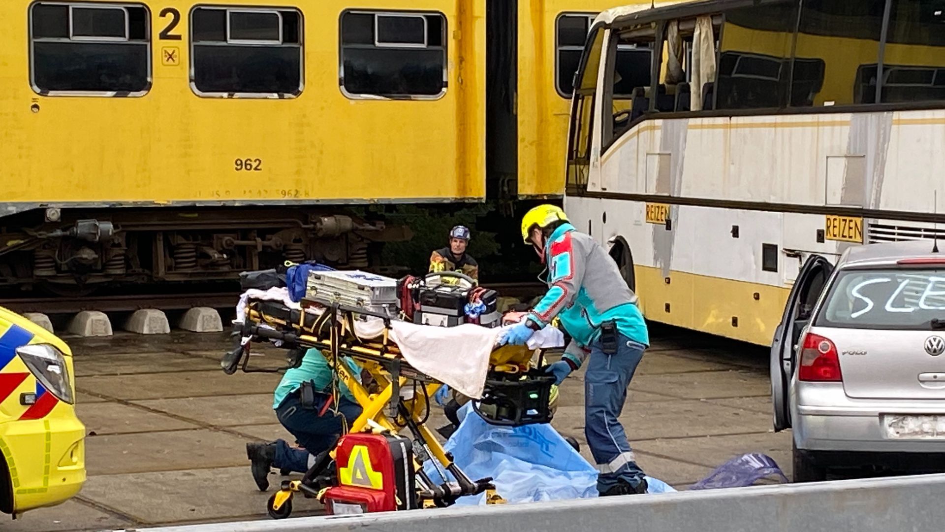 Het scenario van de nagebootste ramp met de touringcar die tegen de trein is gebotst.