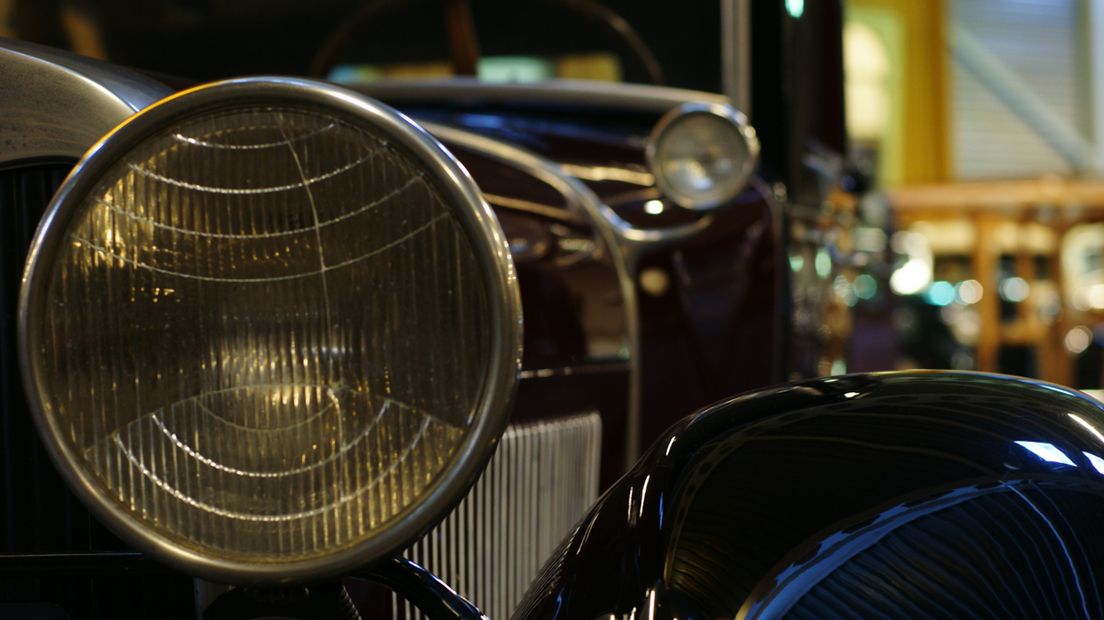 Een detail van een auto in het Den Hartogh Ford Museum