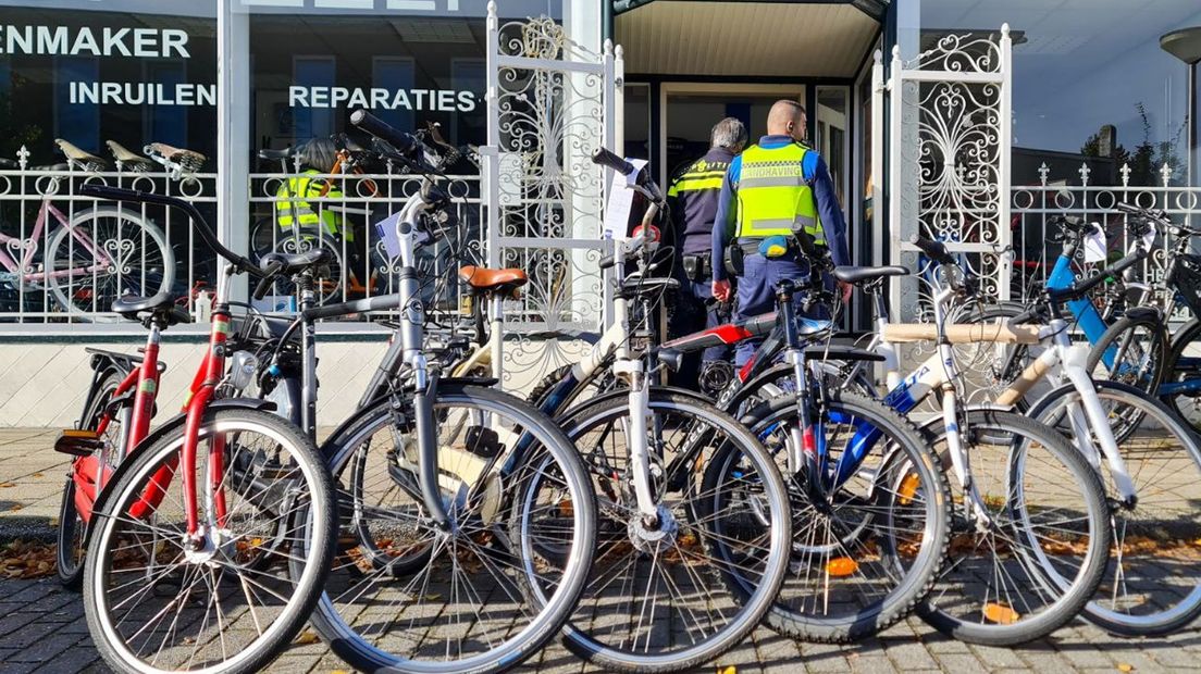 Politie doet inval bij fietsenzaak in Enschede