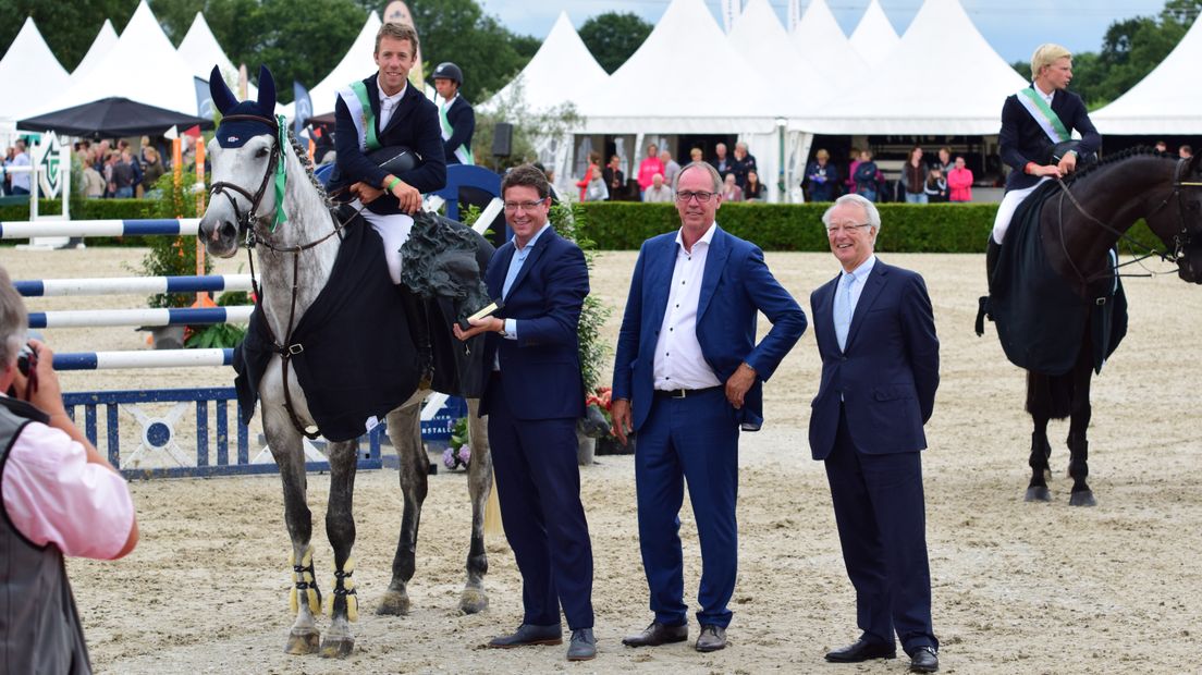 Van der Vleuten wordt gefeliciteerd door burgemeester Roger de Groot van De Wolden (Rechten: Steven Stegen)