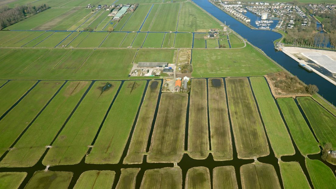 Luchtfoto van de Gnephoekpolder, ingeklemd tussen Alphen aan den Rijn, Koudekerk aan den Rijn en Woubrugge