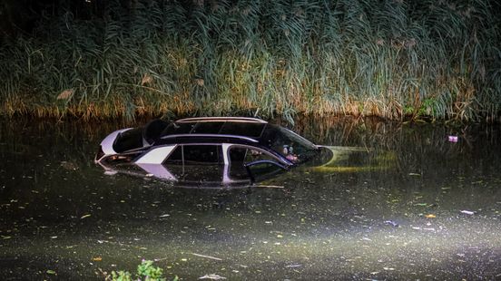 Motor belandt in sloot na botsing met auto. Motor belandt in sloot na botsing met auto.