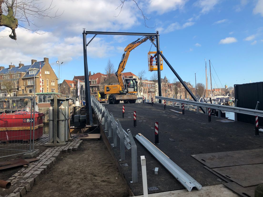 De noodbrug naast de Engelenburgerbrug gaat donderdag open