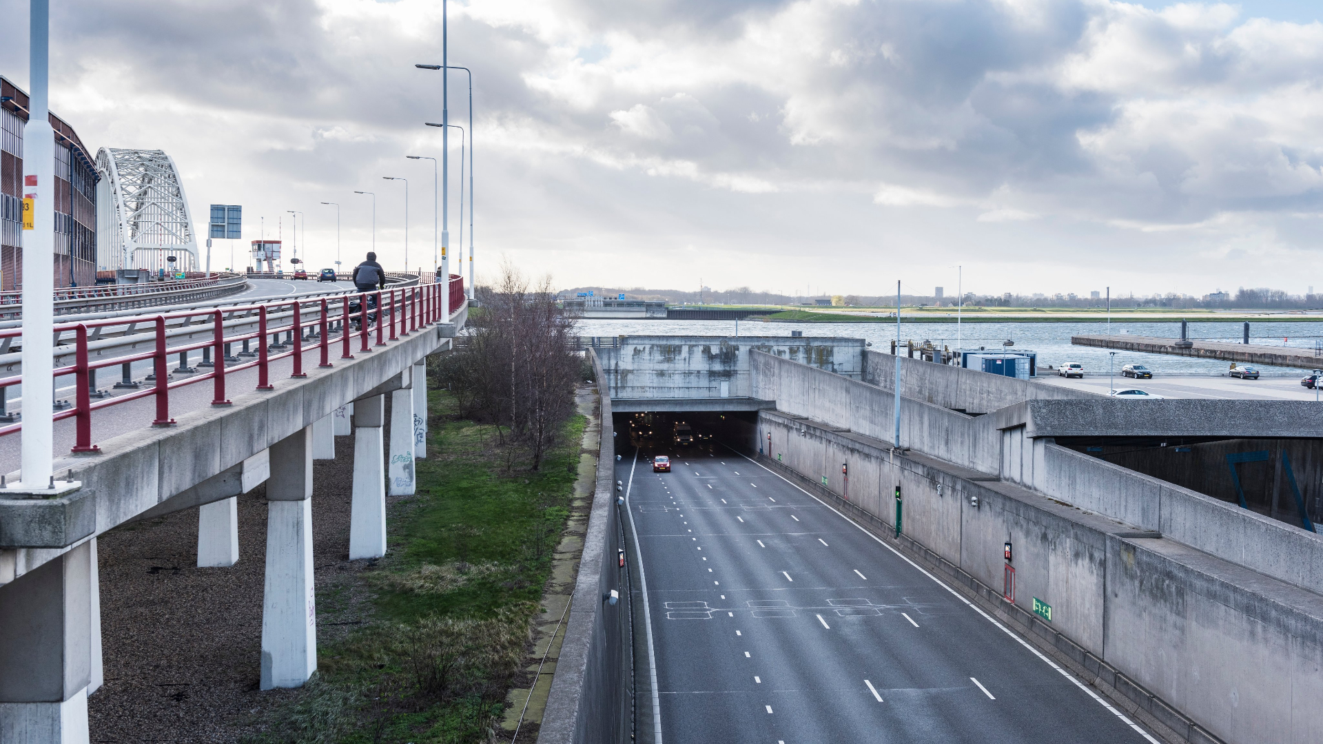 De Noordtunnel is in beide richtingen afgesloten.