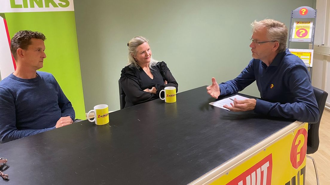 Maurits Langeler in gesprek met twee raadsleden van GroenLinks