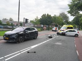 Twee gewonden en veel schade na botsing in Meppel