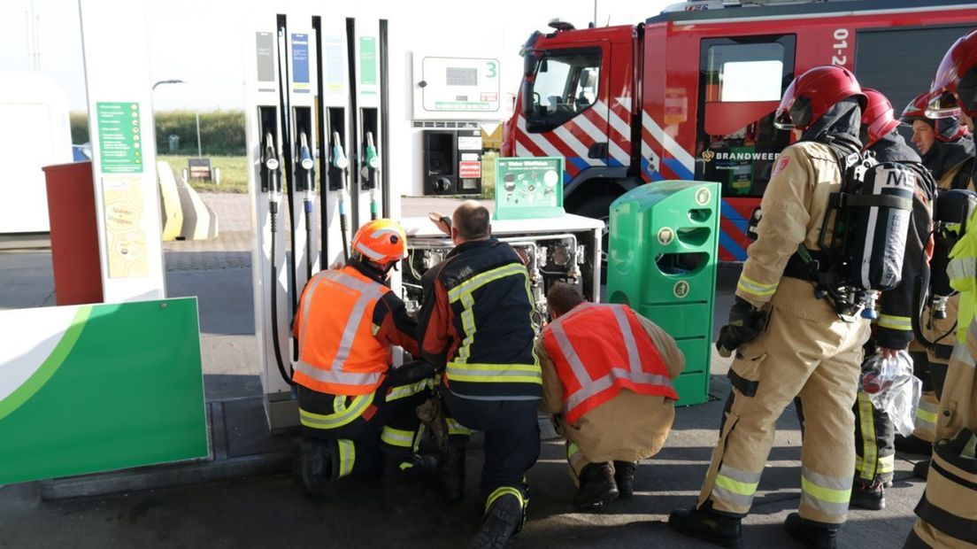 De brandweer controleert de pomp