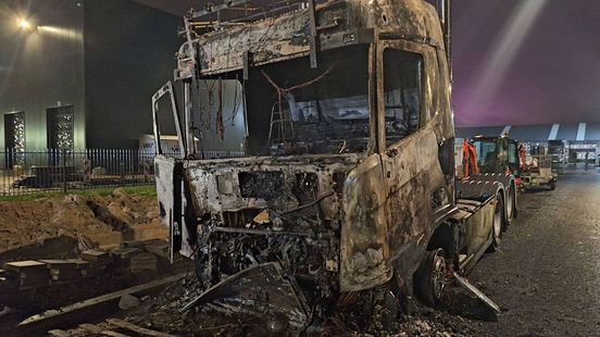 Vrachtwagen in vlammen opgegaan, mogelijk brandstichting