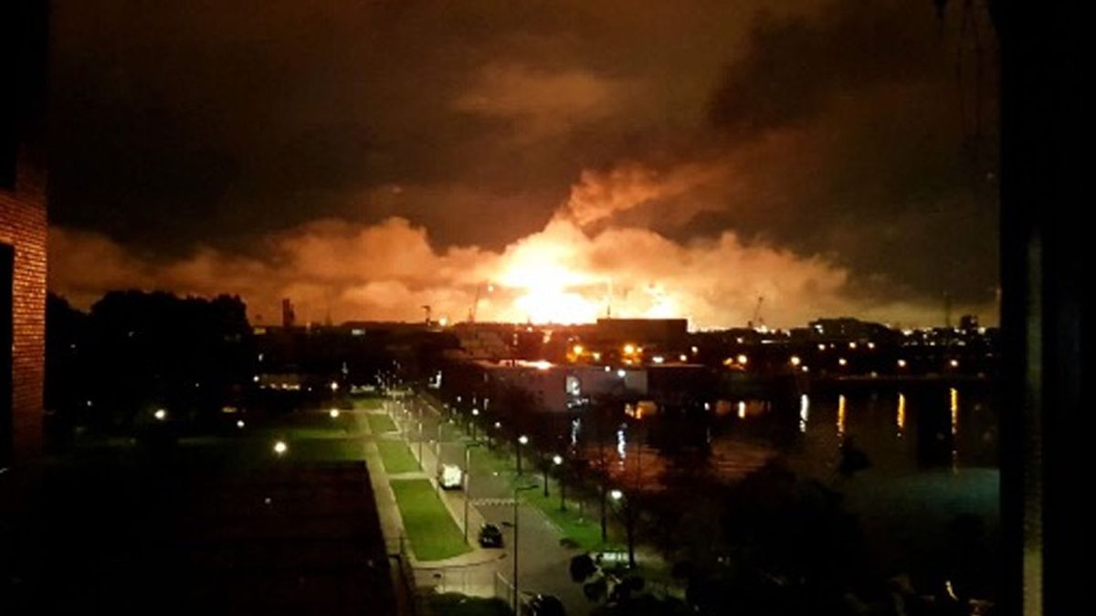 Shell Pernis fakkelt nog steeds af na brand
