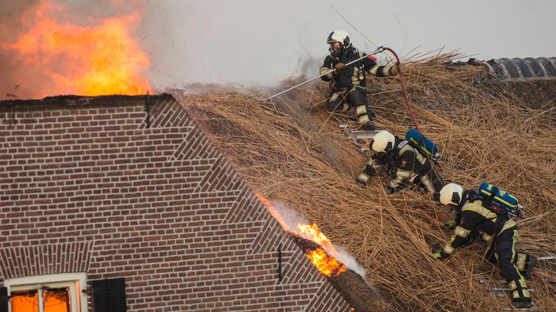 Drie teams van de rietenkapbestrijders zijn ter plaatse om de brandweer te assisteren.