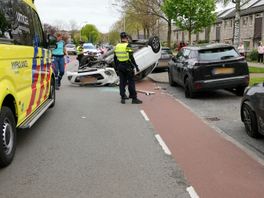 Bestuurder botst op geparkeerde auto's en komt op de kop tot stilstand