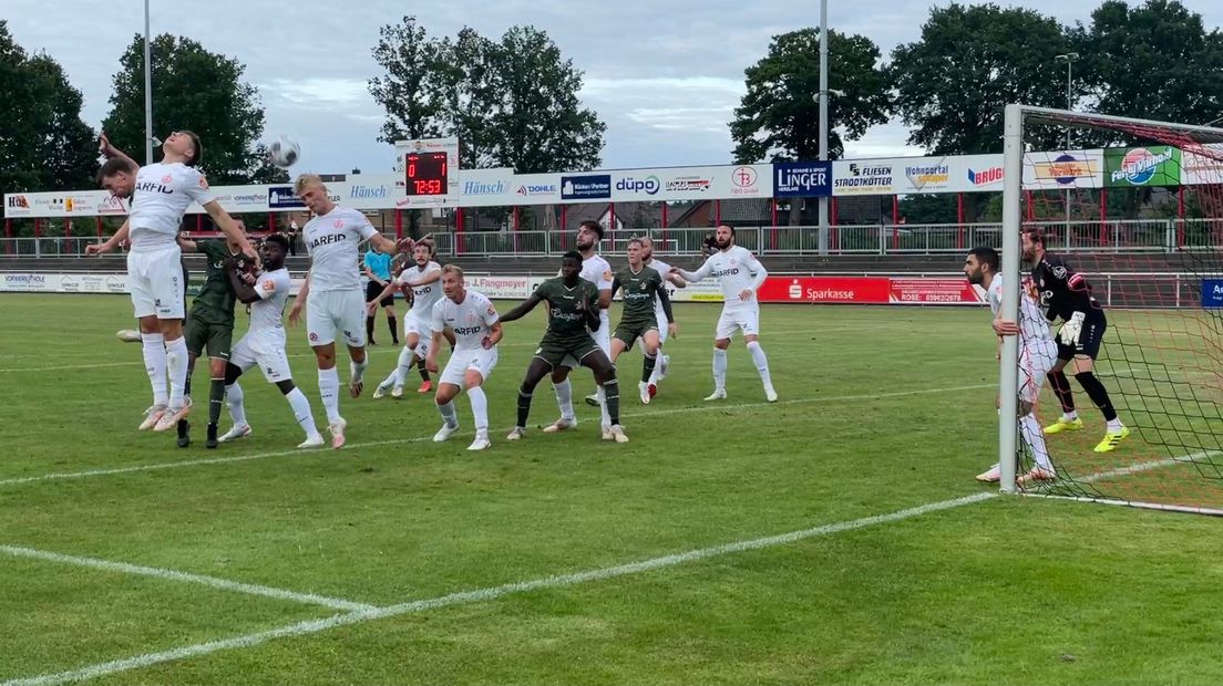 FC Emmen bestookt het doel van Rot Weiss Essen