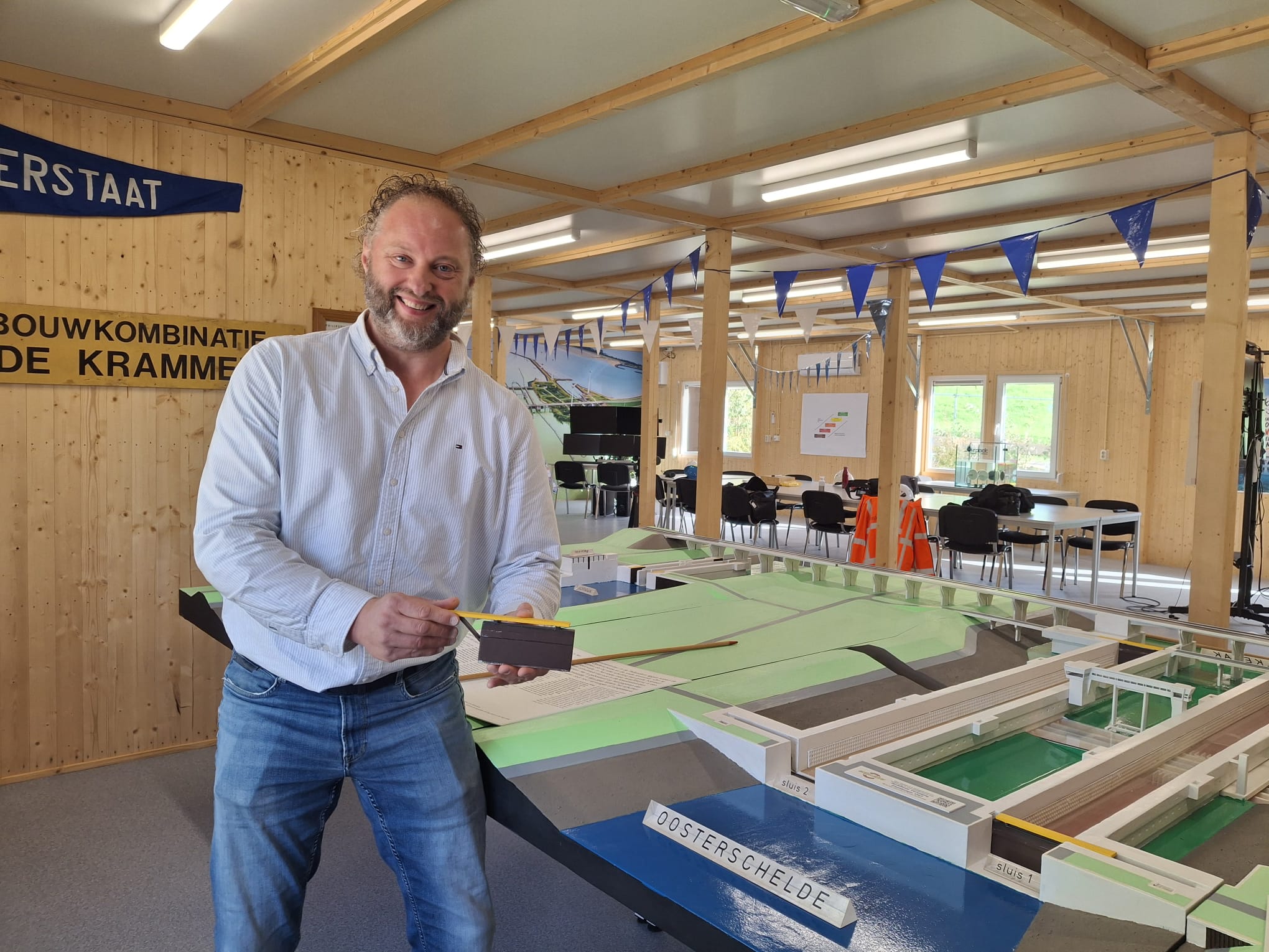 Sluisdeuren van de Krammersluizen worden terug gezet: 'Het zijn grote jongens'