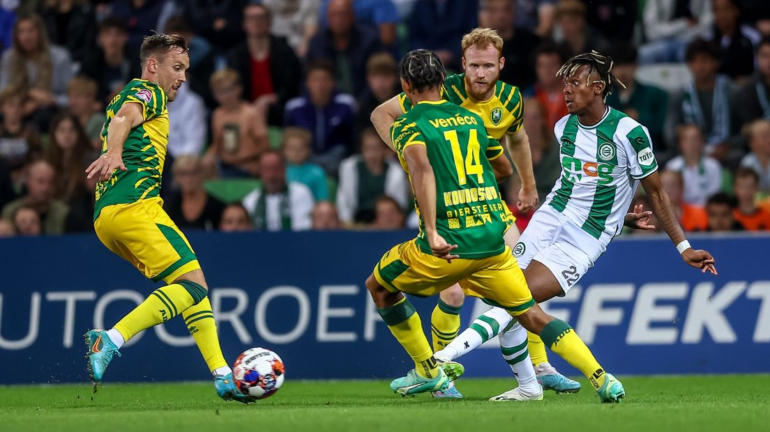 Noam Emeran met drie ADO-spelers om zich heen