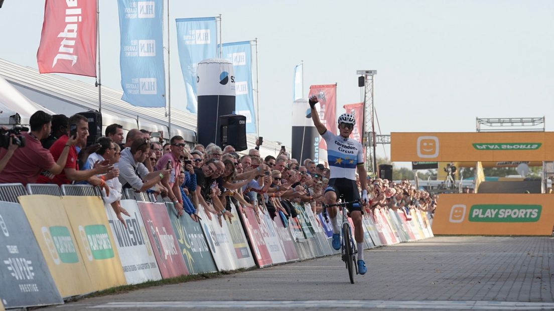 Mathieu van der Poel komt solo over de finish (Rechten: Kim Stellingwerf/RTV Drenthe)