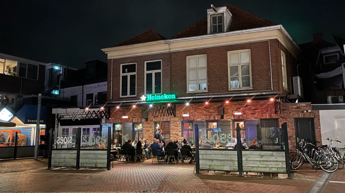 Na 20:00 uur zitten er nog mensen op de terrassen aan het Marktplein in Winschoten