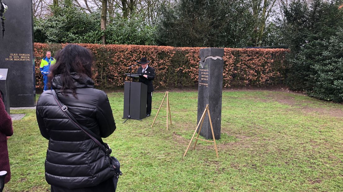 Het is deze maandag precies 75 jaar geleden dat concentratie- en vernietigingskamp Auschwitz in Polen werd bevrijd. Meer dan één miljoen Joden, Roma en Sinti werden daar gedood. In Barneveld zijn maandagmiddag de slachtoffers herdacht bij een nieuw monument.
