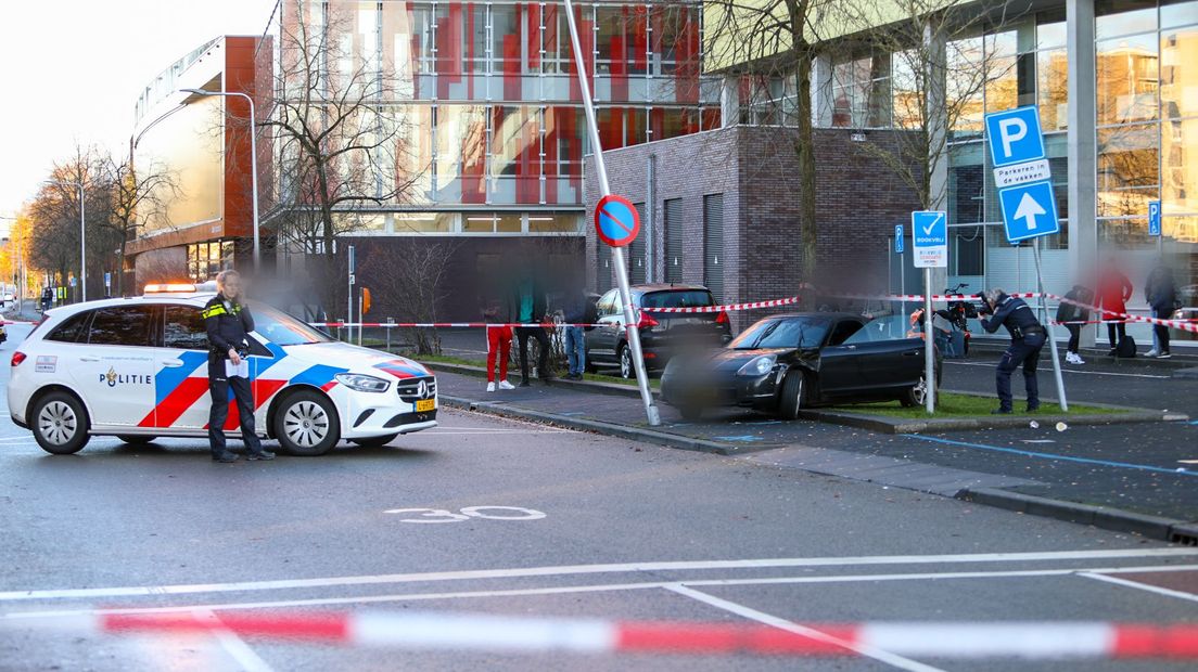 Auto schept vijf studenten bij Deltion College in Zwolle